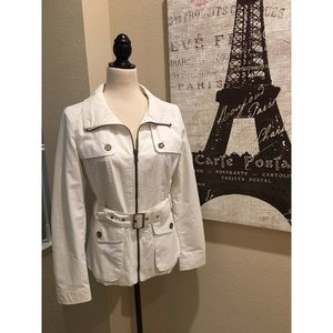 🌷🌼 Beautiful white belted jacket 🧥